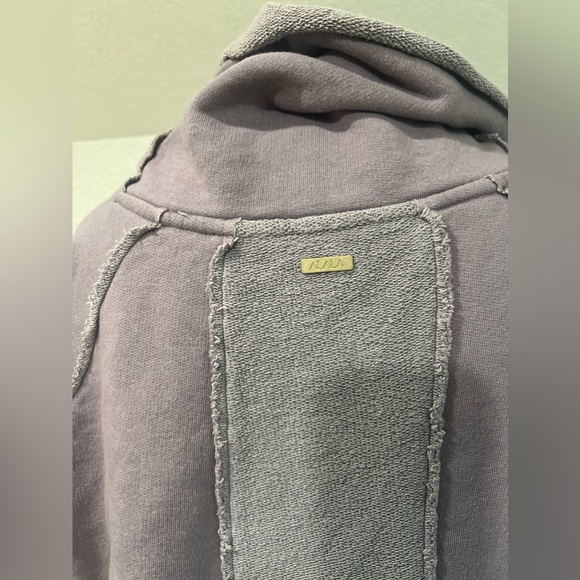 ⸻

Alala Jersey Bell Sleeve Raw Edge Top – Lavender Purple, Size Small - Picture 4 of 5